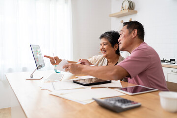 Obraz premium Senior couple learning about new technology, Active modern life after retirement