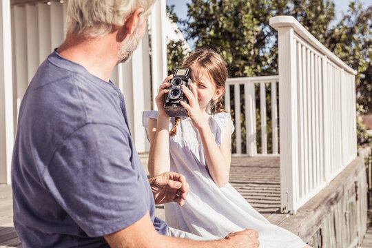 Mann mit Enkelin am Strandhaus bei Sonnenuntergang, Kapstadt, S&uuml;dafrika 