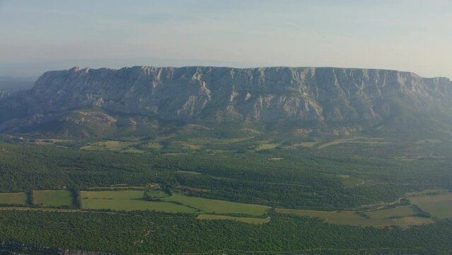 vue a&eacute;rienne drone montagne la sainte victoire