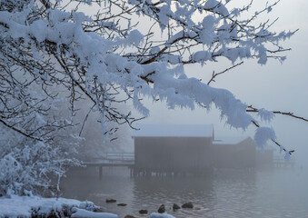 Nebelige Winterlandschaft in Kochel amSee,  Kochelsee, Bayern, Deutschland
