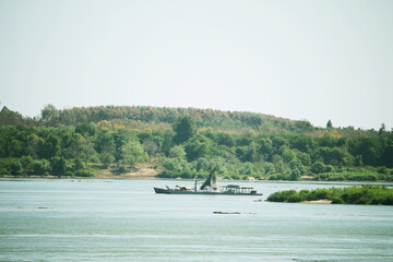 Obraz premium The Mekong River, mukdahan thailand sand dredging in the river.