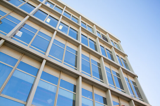 ventanas de un edificio tomadas desde abajo