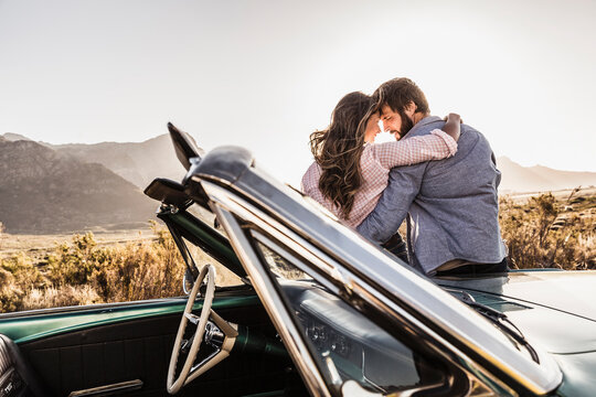 Paar Ausflug mit Ford Mustang am Abend, Franschhoek, S&uuml;dafrika