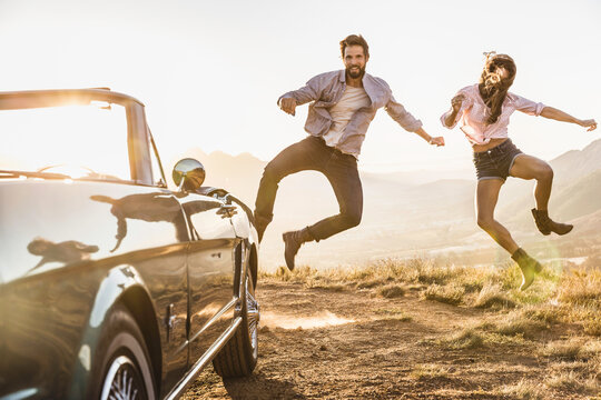Paar Ausflug mit Ford Mustang am Abend, Franschhoek, S&uuml;dafrika