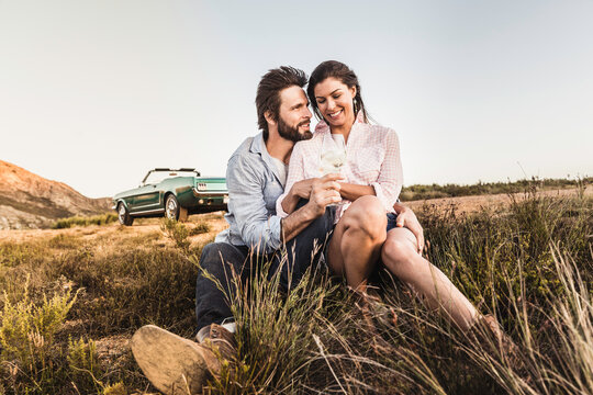 Paar Ausflug mit Ford Mustang am Abend, Franschhoek, S&uuml;dafrika