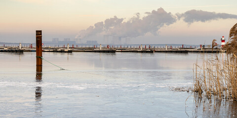 Obraz premium Winterruhe am Bärwalder See in der Lausitzer Seenlandschaft 1