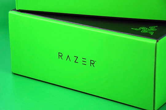 Razer webcam and box with logo.