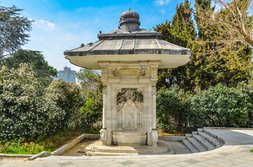 Tarihi Cesme (water fountain) in Sisli district (Istanbul, Turkiye) - obrazy, fototapety, plakaty