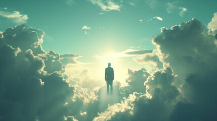 Der Mann im Himmel scheint und schwebt in den Wolken