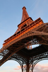 La tour Eiffel / Eiffel tower, célèbre monument français emblème de la ville de Paris, repeinte en 2023, vue en contreplongée (France)