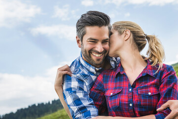 glückliches Paar in Karohemden Portrait in den Bergen, Österreich
