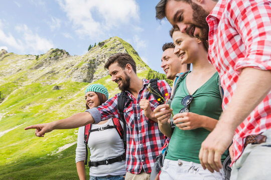 Familie und Freunde wandern mit Freude in den Bergen, &Ouml;sterreich