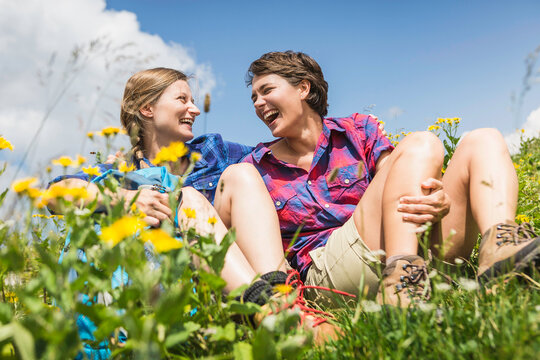 Frauen gl&uuml;cklich  in Blumenwiese in den Bergen, &Ouml;sterreich