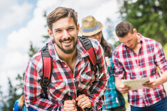 Portrait junger Mann im Karohemd beim wandern mit Freunden in den Bergen, &Ouml;sterreich