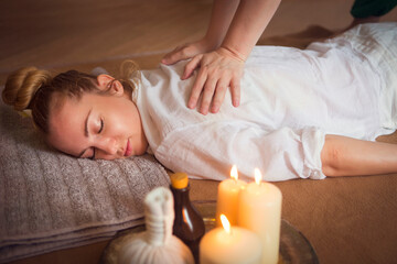 Obraz na płótnie Canvas Young woman having massage treatment