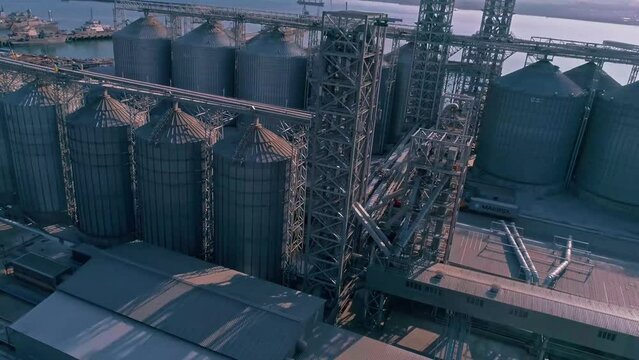 Grain terminal with full grain storage facilities 