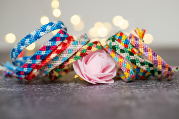 Bracelets brésiliens colorés - bracelets d'amitié artisanaux devant un fond en bokeh avec une...
