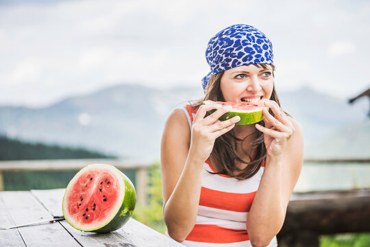 Frau mit Wassermelone in den Bergen, Falkenmoosalm, &Ouml;sterreich