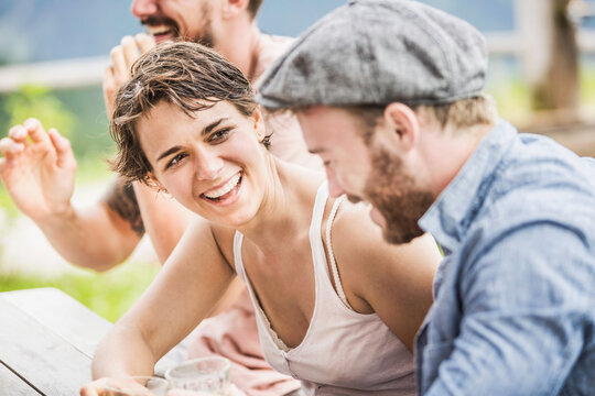 Freunde auf H&uuml;ttenterrasse in den Bergen, Falkenmoosalm, &Ouml;sterreich
