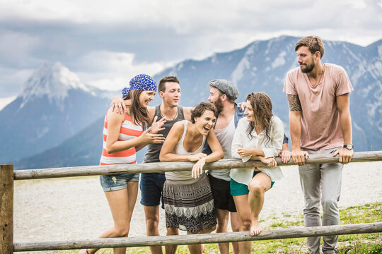 Freunde gemeinsam in den Bergen, Falkenmoosalm, &Ouml;sterreich