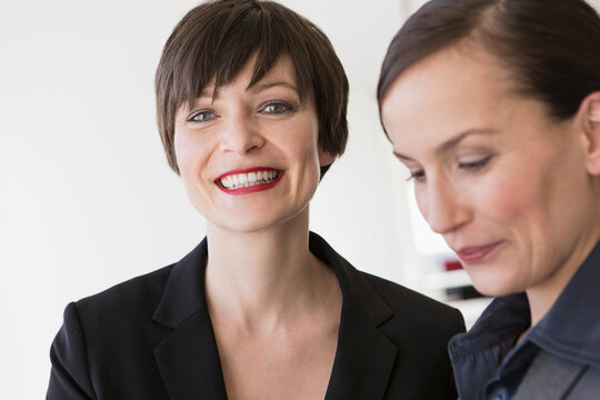 attraktive junge Kolleginnen beim Teamwork in grossen Loftbüro, München, Deutschland