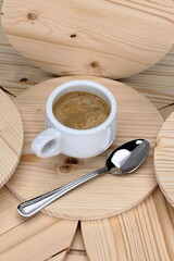Crema di caffè espresso in tazzina su sfondo di legno