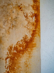 Feuchte und verschmutzte Tapete