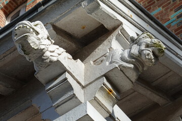 Scupltures  gargouilles sur pilier en façade extérieure