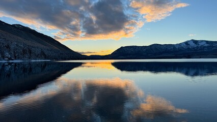 Fototapeta premium sunset over lake