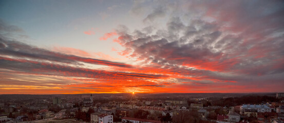 Wyjątkowo, spektakularnie kolorowy zachód słońca nad miastem (Ostrowiec) na zachmurzonym...