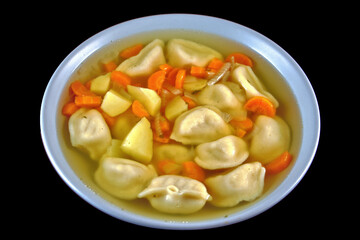 Pelmeni-Suppe/Eintopf, mit Kartoffeln, Möhren und Zwiebeln