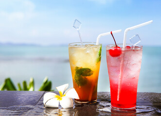 Two cocktails on the pool