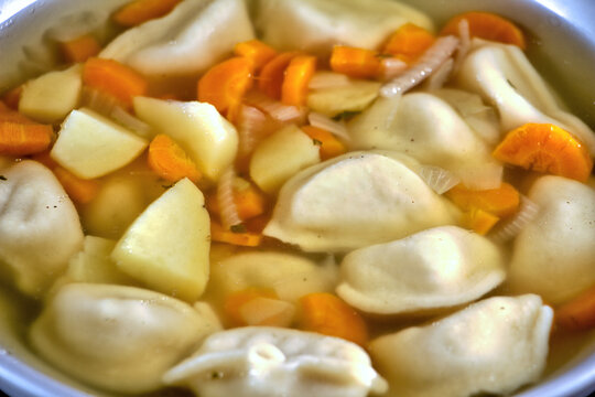 Pelmeni-Suppe/Eintopf, mit Kartoffeln, M&ouml;hren und Zwiebeln