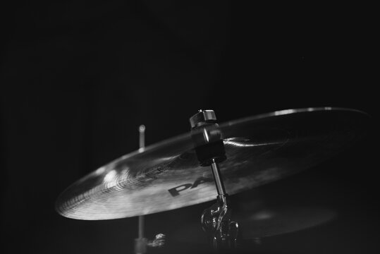 D&eacute;tail d'une cymbale en noir et blanc lors d'un concert