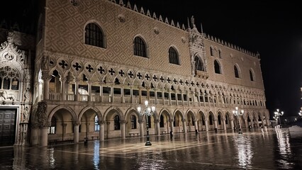Naklejka premium Venice, St. Marco square at night