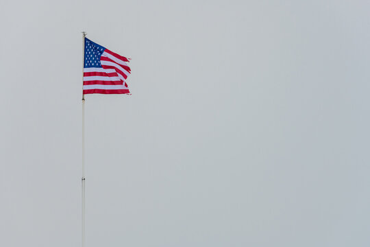 Le drapeau am&eacute;ricain qui s'effiloche en lambeaux, t&eacute;moin d'un monde en transition ?