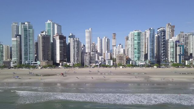 Praia de Balne&aacute;rio Cambori&uacute; na altura do centro, Santa Catarina, Brasil.
