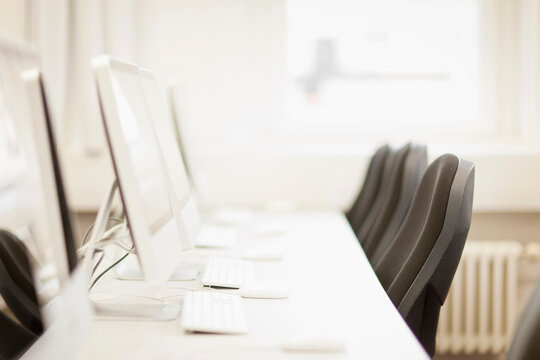 leerer Callcenter mit Headset