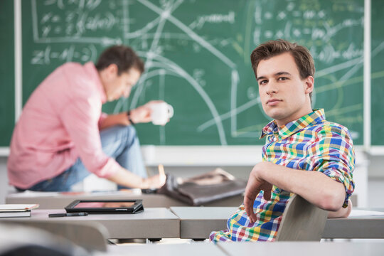 Dozent mit Student im H&ouml;rsaal