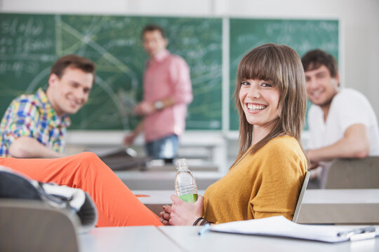Studenten entspannt im Klassenzimmer