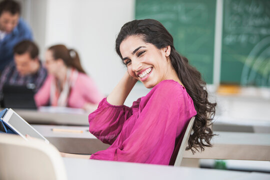 Portrait Immigrantin im Klassenzimmer