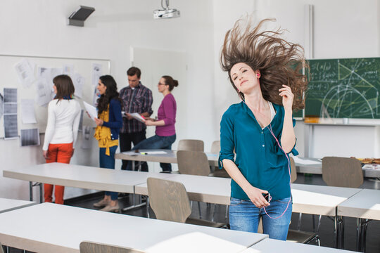 Sch&uuml;ler und Studenten im Klassenzimmer tanzend