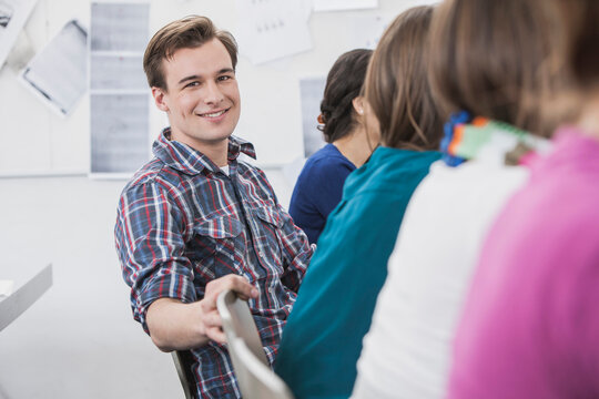 Portrait Sch&uuml;ler oder Student im Klassenzimmer