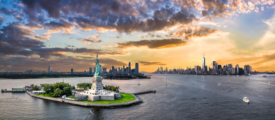 Statue of Liberty and Manhattan - obrazy, fototapety, plakaty