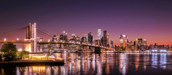 Fototapeta na wymiar Brooklyn Bridge and Lower Manhattan sunset