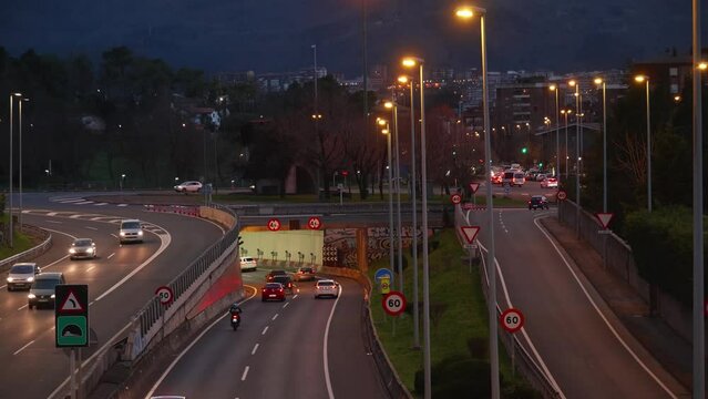 Trafico en una autovia con un tunel bajo una rotonda