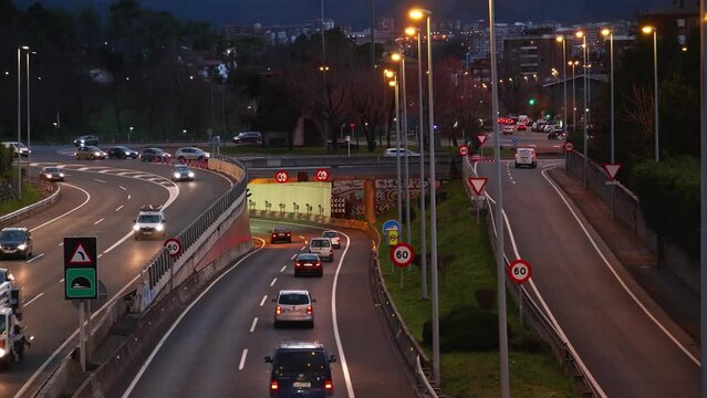 Autopista con mucho trafico con edificios de fondo