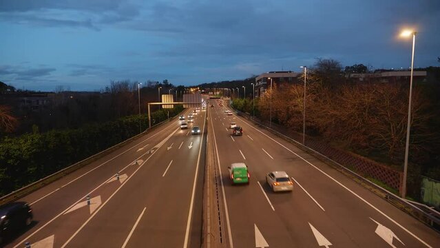 Anochece sobre una autovia con trafico