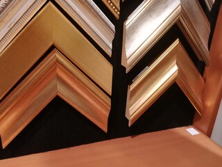 Magasin de cadres sur mesure - mur d'angles d'encadrement dans un magasin de cadres