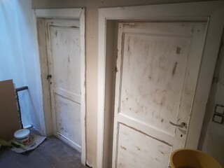 Ponçage et rénovation de vieilles portes en bois